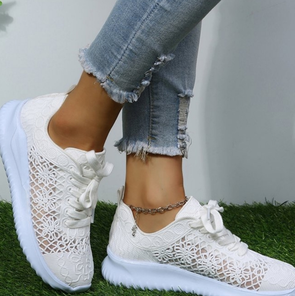 Womans Size 7 White Floral sneakers